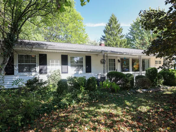 1273 Hollyview Dr, Vermilion, OH 44089