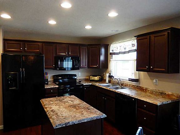 5th image of 814 Christina Ct