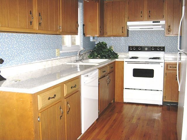 kitchen w/large pantry closet