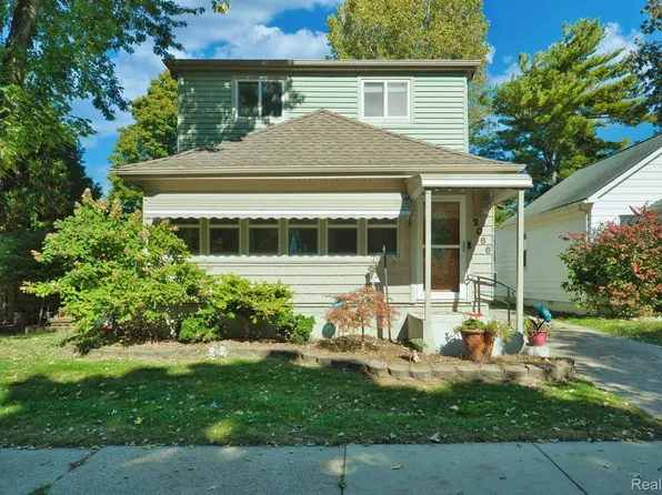 2066 Hollywood Ave, Grosse Pointe Woods, MI 48236