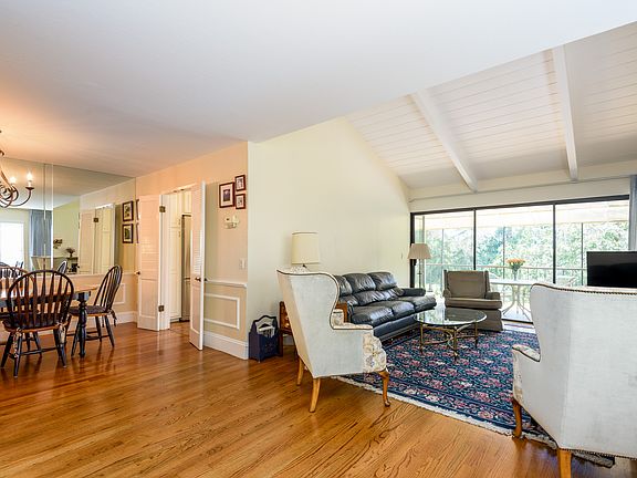 4th image of 110 Sand Hill Cir