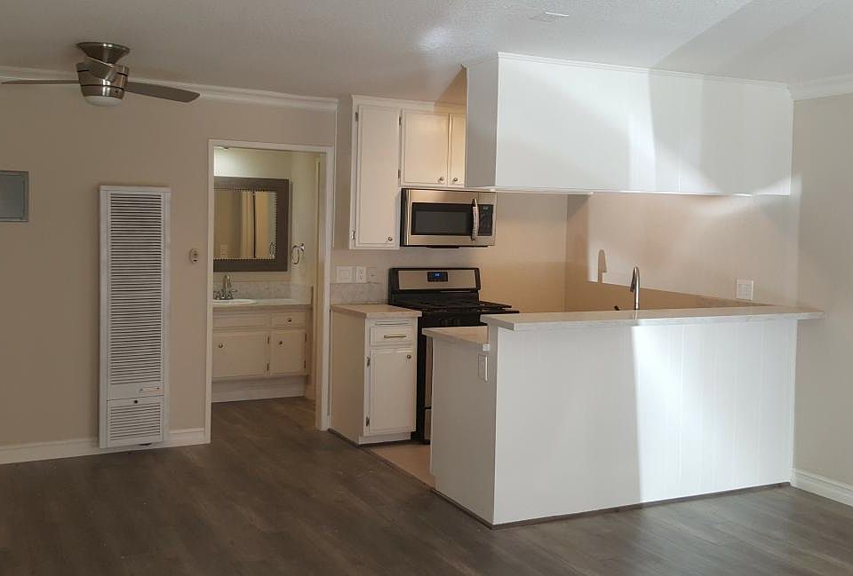 1st image of 13049 Oxnard St APT 15