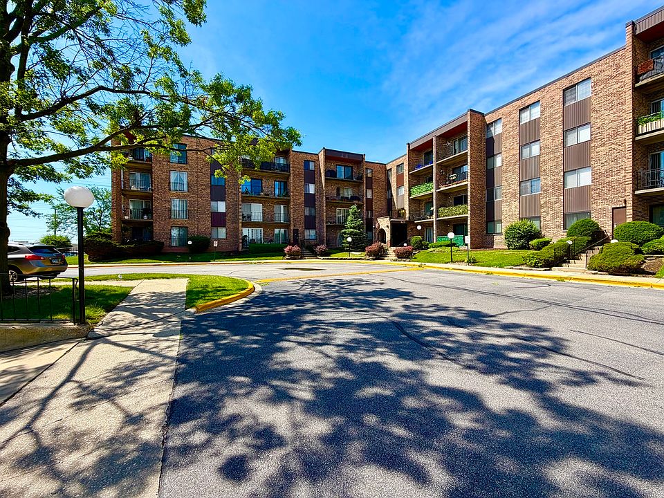 1st image of 625 W Huntington Commons Rd APT 317