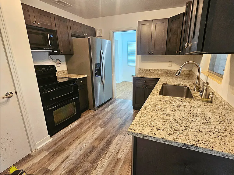 475 Riverside Dr — Photo 15