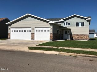 1921 20th Ave W, Williston, ND 58801
