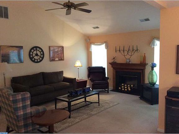 2nd image of 176 Hawthorne Ct