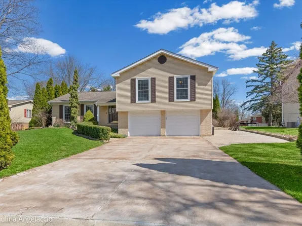 649 Greenbrier Ln, Crystal Lake, IL 60014