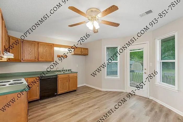 712 Harvey St — Photo 2