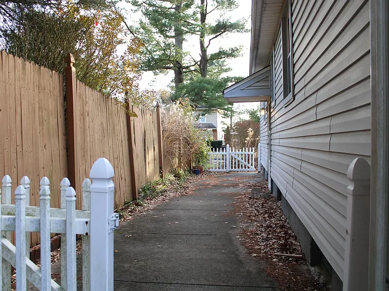 323 University Blvd — Photo 15