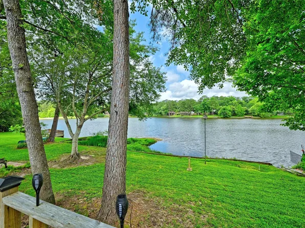 1925 E Lake Dr, Huntsville, TX 77340
