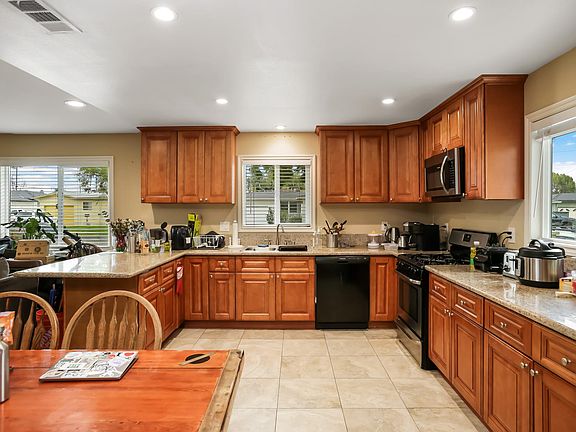 5th image of 1011 W Acacia Ave