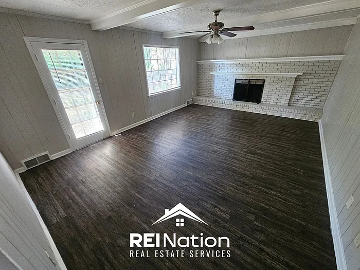 4 bed, 2.5 bath, 2358 sqft, $1,795 — Photo 4