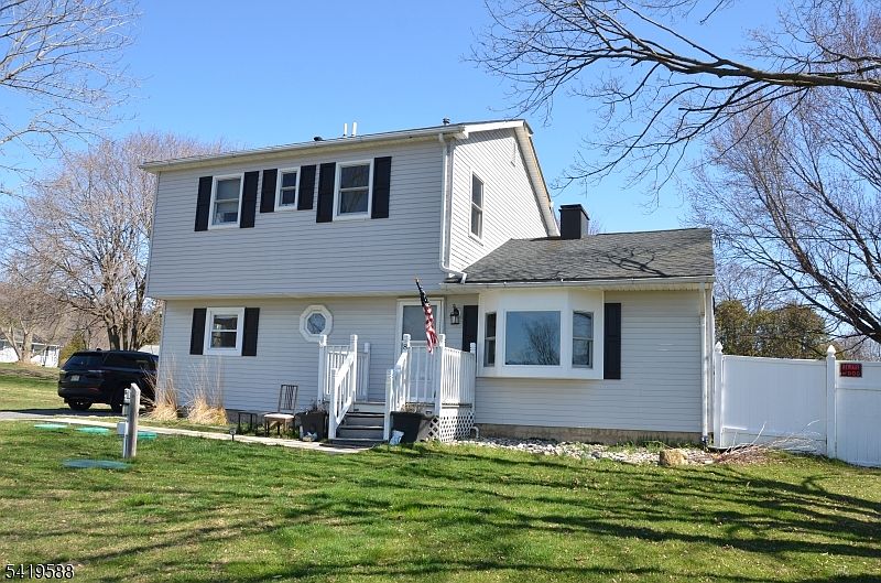 1st image of 8 Millbrook Rd