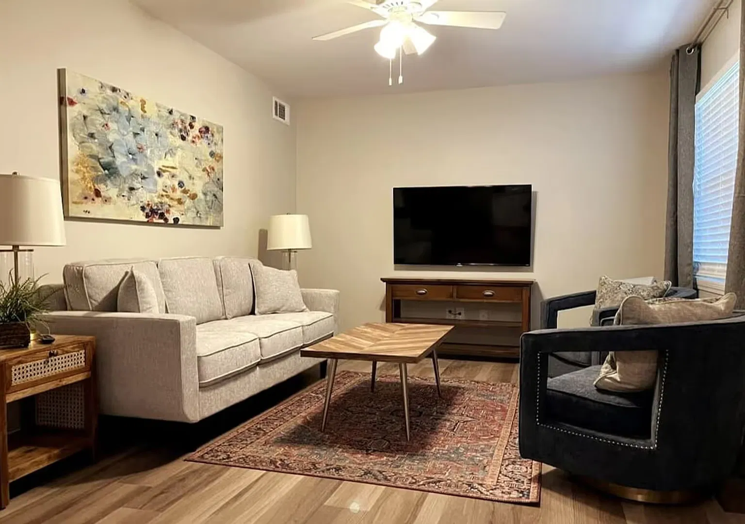 2 Bed 1 Bath Near Campus! Water/Sewer/Trash Included!! — Photo 2