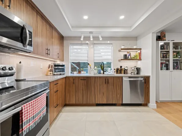 3401 Curle Ave #203, Burnaby, BC V5G 4P4