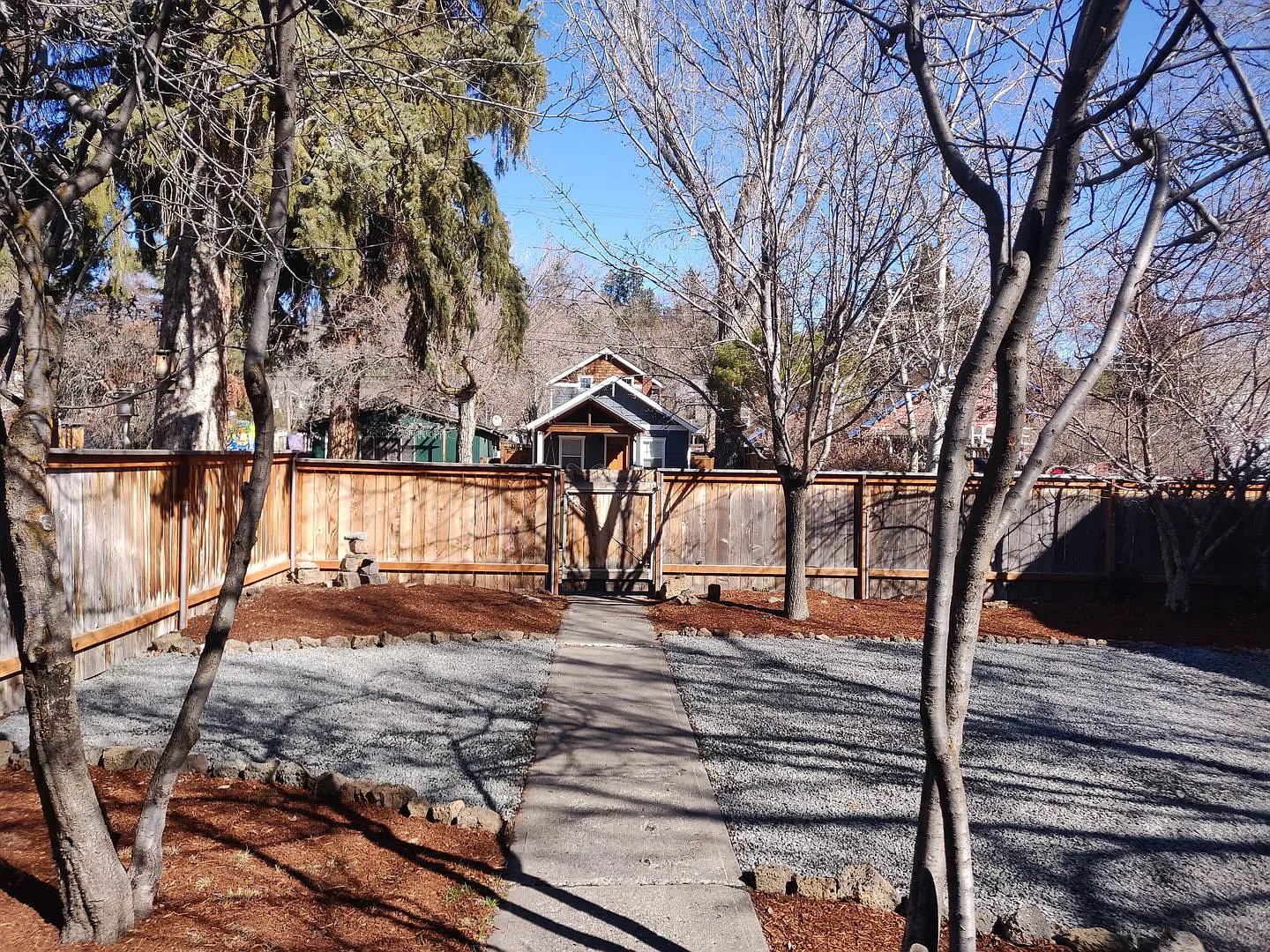 NW Bend 3x2 single-story hidden gem with huge fenced yard! — Photo 2