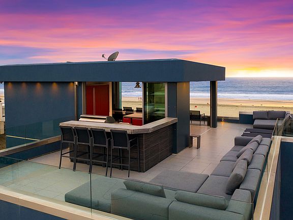 3rd image of 3879 Ocean Front Walk