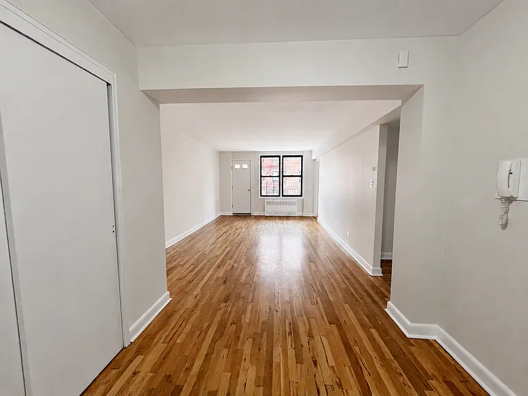 2409 E 3rd St #5F — Photo 2
