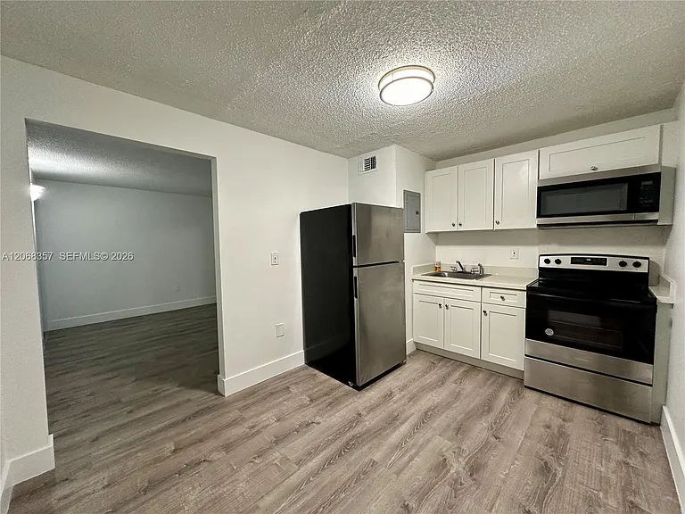 529 SW 4th St #303 — Photo 4