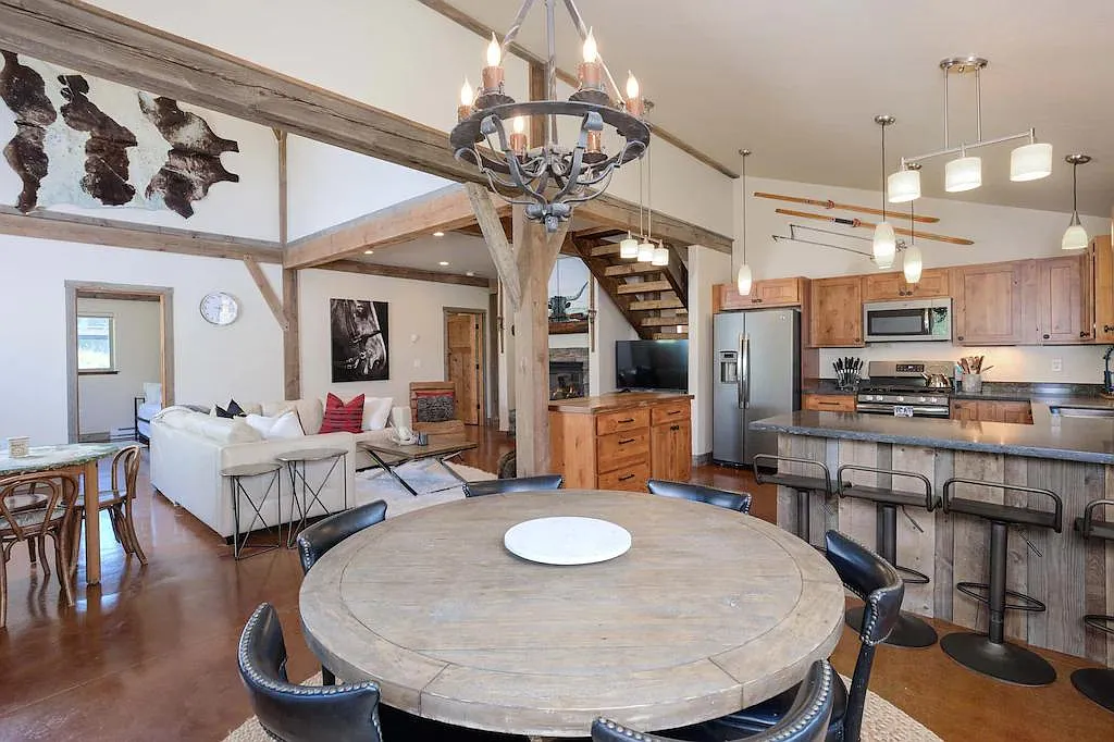 4 bed, 2700 sqft, $8,800 — Photo 1