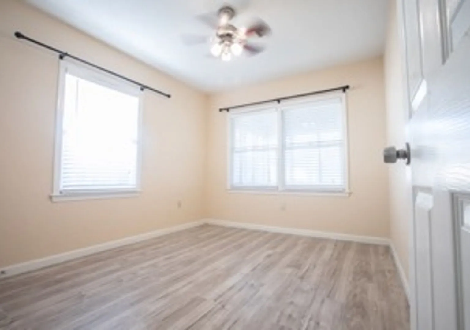 Galveston 3BR Home Near UTMB | Spacious Backyard + October 1st Move-In — Photo 4