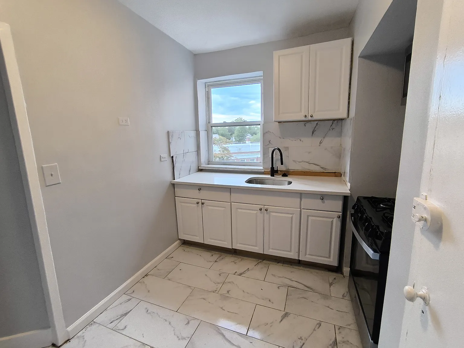 909 Park Ave — Photo 1