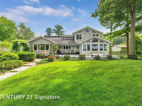 124 W Center St, Sanford, MI 48657