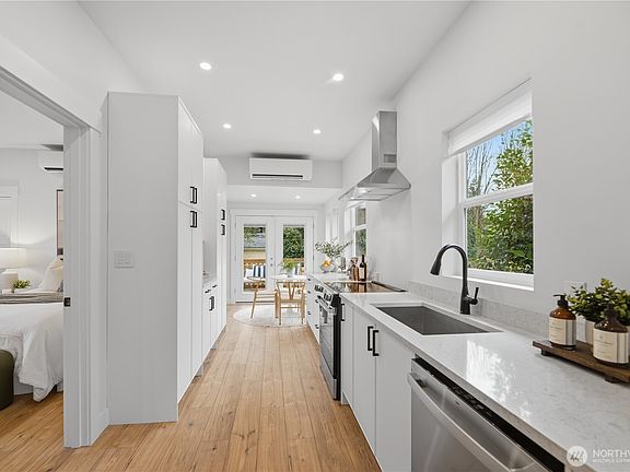 4th image of 2623 SW Yancy Street