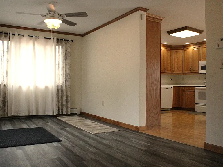 1878 Riverside Dr — Photo 3