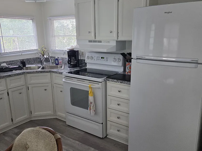 300 Pinewood Ave — Photo 9