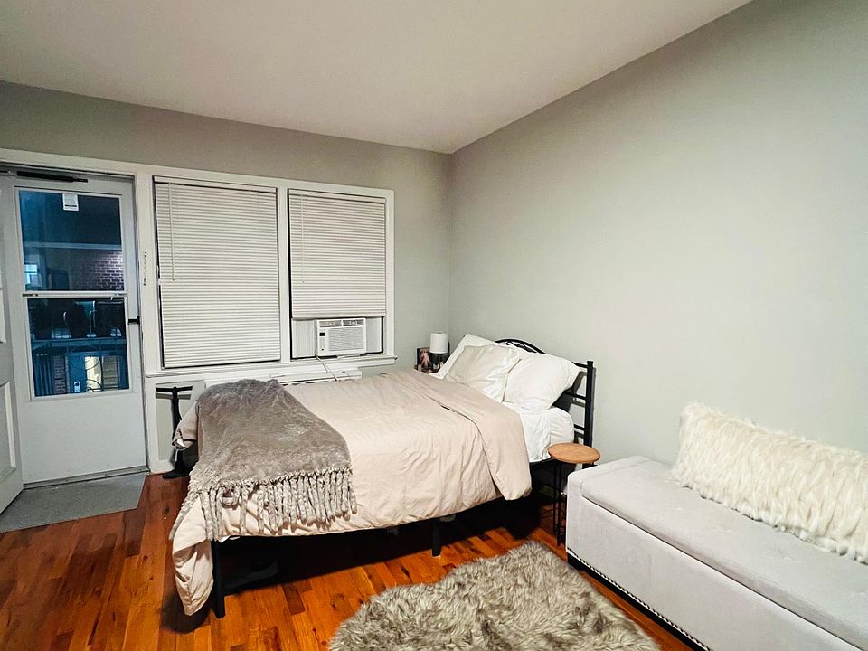 2nd image of 33 E Broadway