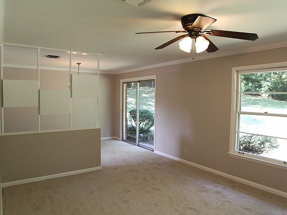 3rd image of 413 Hollydale Dr