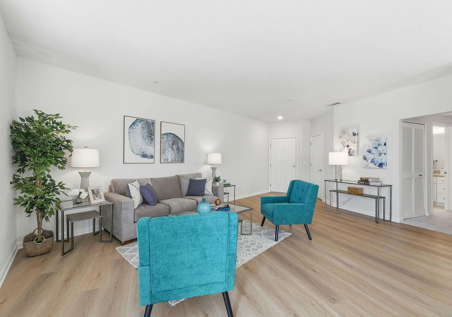Modern 2 bedroom, 2 bathroom condo at the Villa Fontana Community in West San Jose — Photo 1