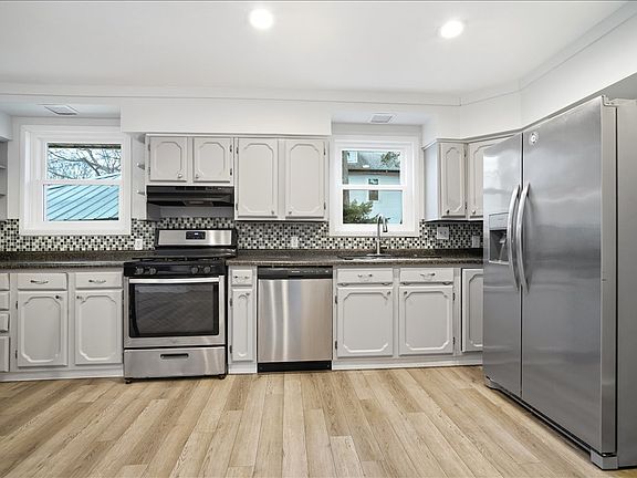 4th image of 811 W College Ave