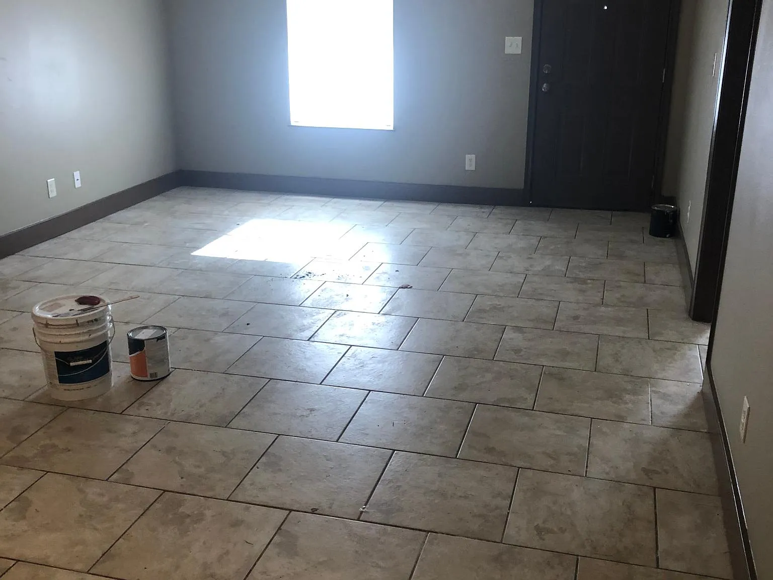 905 Hampton Ln — Photo 1