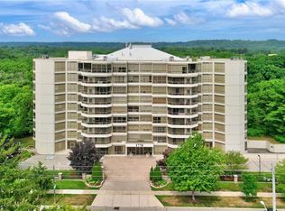 1770 Main St W #506, Hamilton, ON L8S 1H1