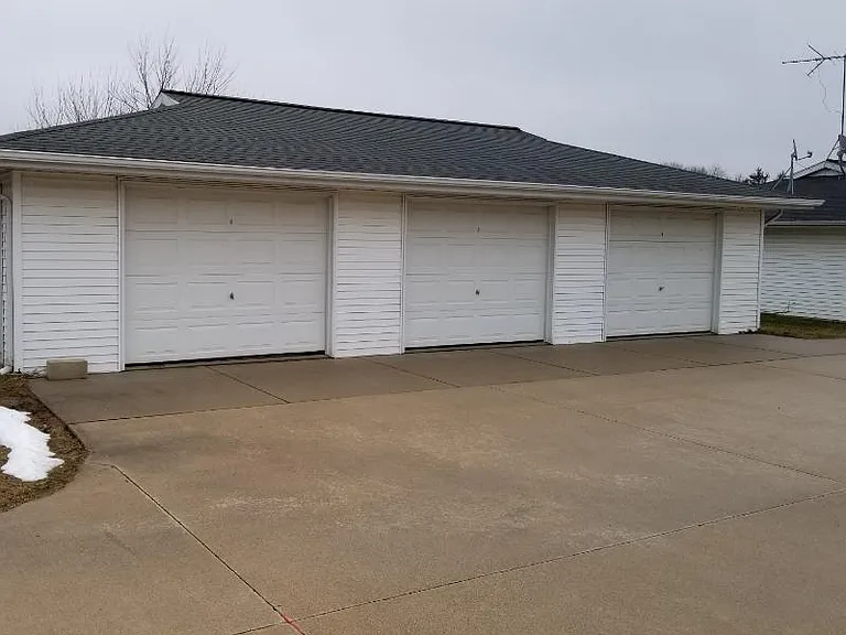 1112 Oakview Dr — Photo 4