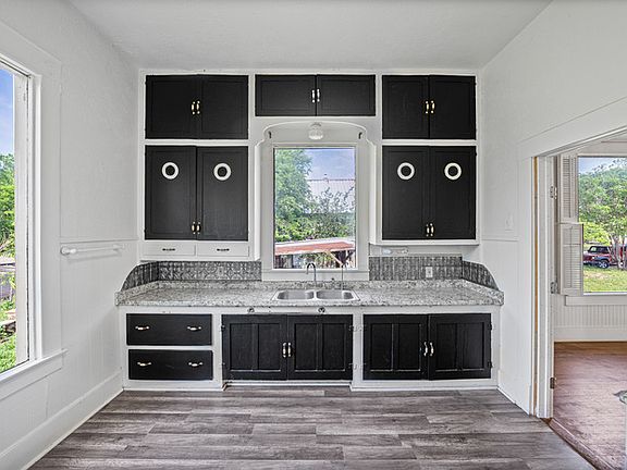 2nd image of 433 E Davilla St
