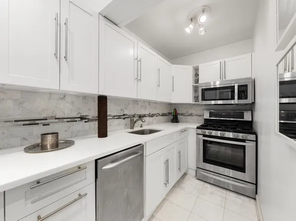 220 East 67th Street image 3 of 7