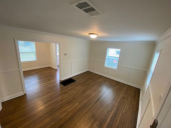 2nd image of 1049 E Walthal Cir