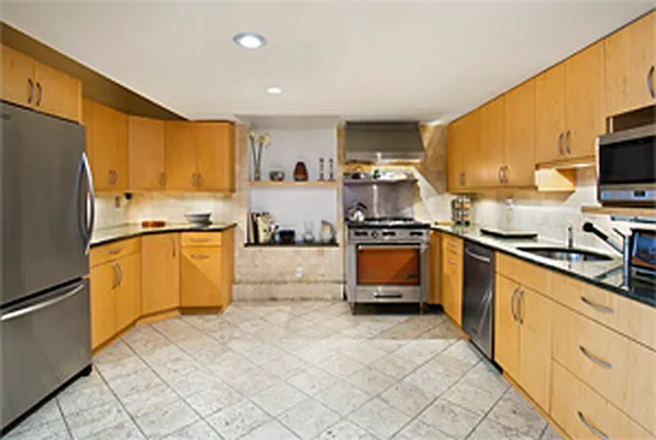 Sold by R New York | media 11