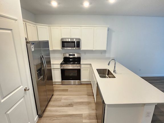 3rd image of 705 Holly Lakes Dr