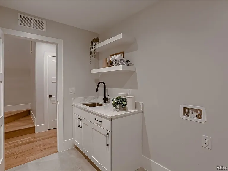 340 Jackson St — Photo 13
