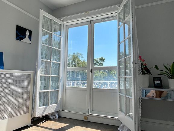 Juliette Balcony