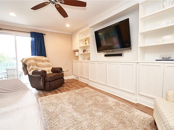 2nd image of 9284 Willow Ln #9284