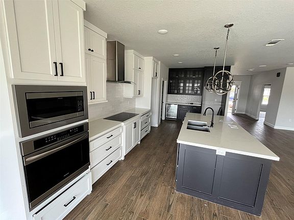 2nd image of 16 Greystone Ct