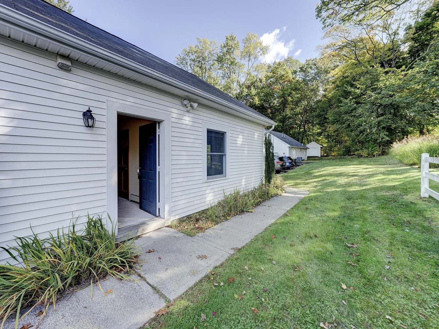 2 bed, 1299 sqft, $2,100 — Photo 4