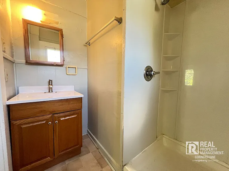 709 W Willard St — Photo 8