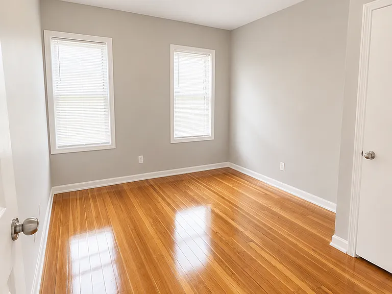 122 Foster St — Photo 4