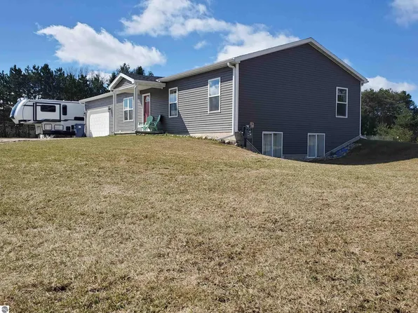 1025 Pyrenees Dr, Weidman, MI 48893